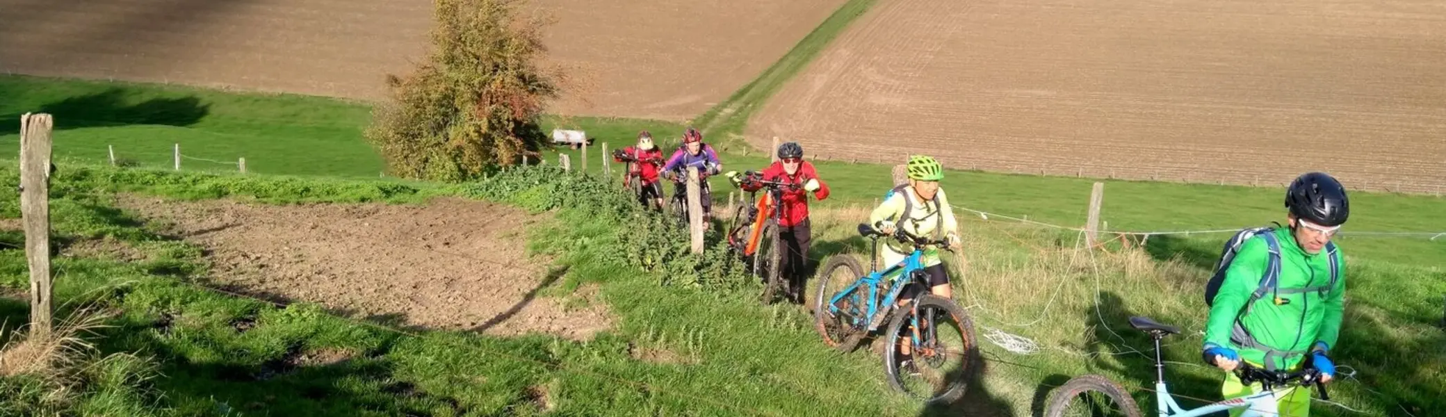 Gruppe von Mountainbiker*innen schiebt Räder einen steilen Pfad entlang. | © DAV Dortmund