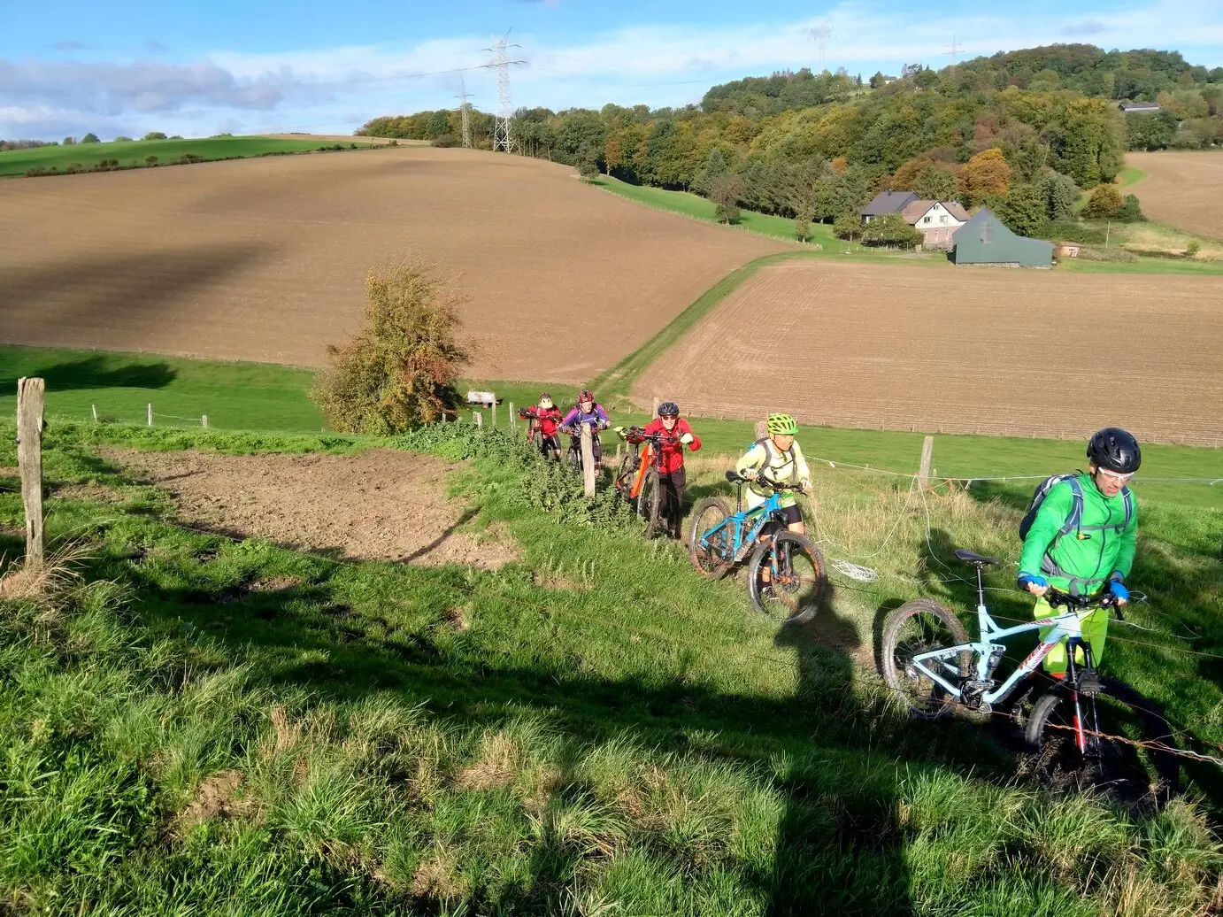 Gruppe von Mountainbiker*innen schiebt Räder einen steilen Pfad entlang. | © DAV Dortmund