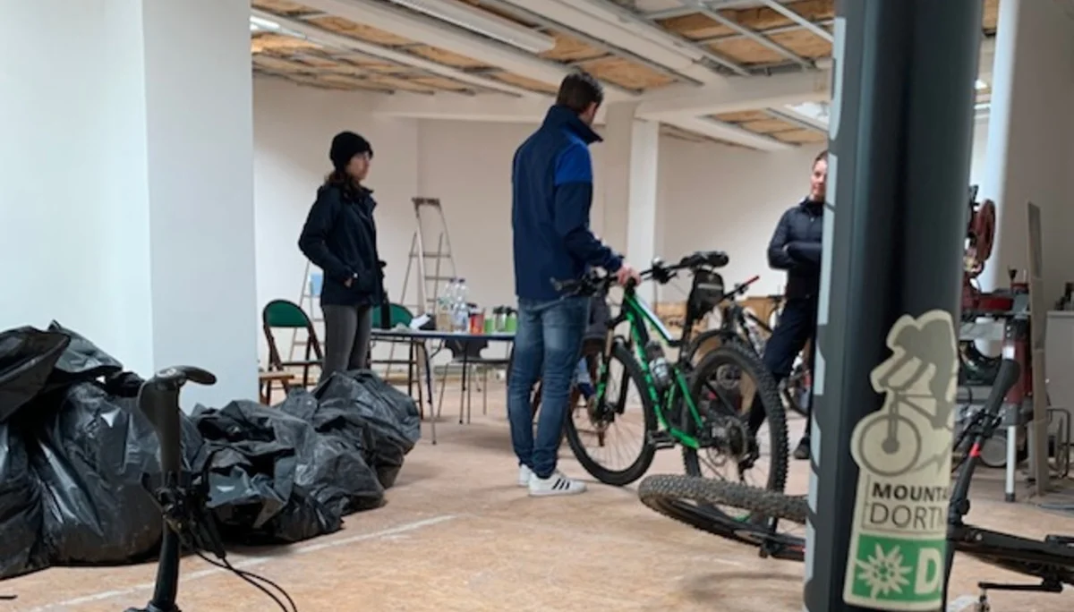 Personen arbeiten an Fahrrädern in einem Raum der DAV-Geschäftsstelle. | © DAV Dortmund