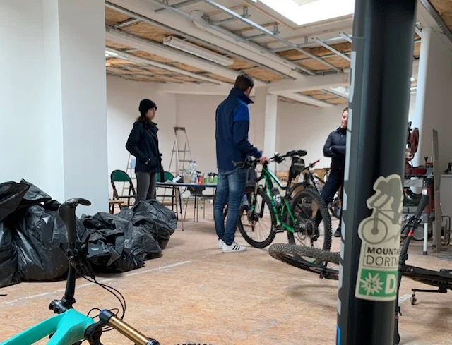 Personen arbeiten an Fahrrädern in einem Raum der DAV-Geschäftsstelle. | © DAV Dortmund