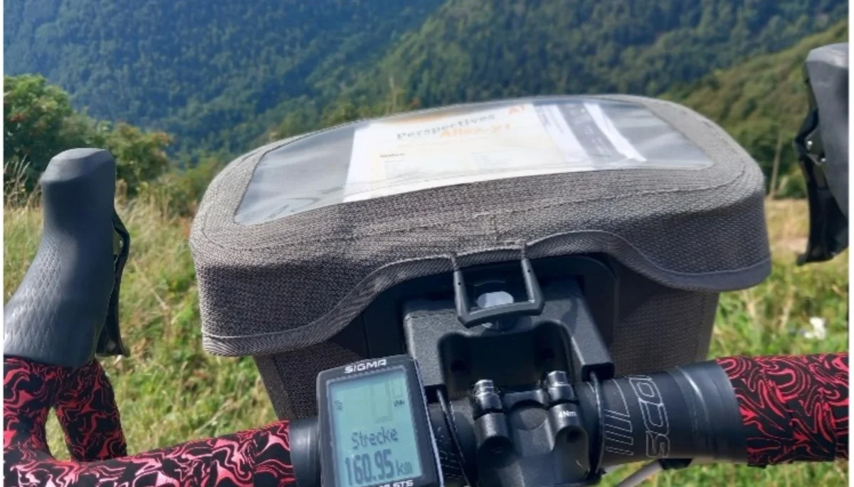 Blick über den Fahrradlenker mit Navigationsgerät und Roadbook in bergiger Umgebung. | © DAV Dortmund
