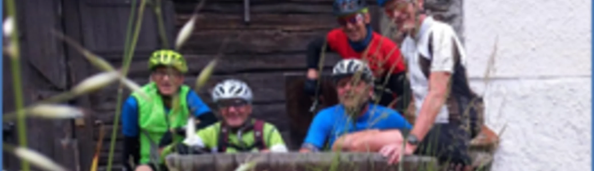 Gruppe von Rennradfahrer*innen macht Pause vor einem alten Gebäude im Grünen. | © DAV Dortmund