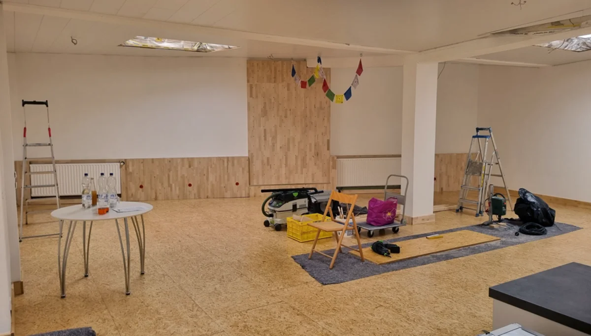 Werkzeug und Baumaterial in einem teilweise eingerichteten Raum mit Oberlichtern. | © DAV Dortmund