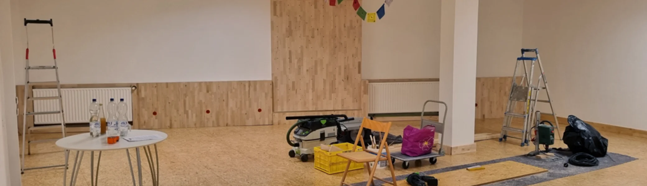 Werkzeug und Baumaterial in einem teilweise eingerichteten Raum mit Oberlichtern. | © DAV Dortmund