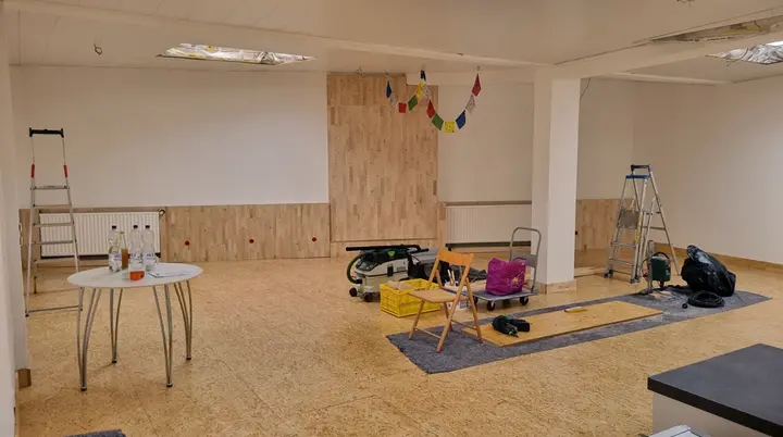 Werkzeug und Baumaterial in einem teilweise eingerichteten Raum mit Oberlichtern. | © DAV Dortmund