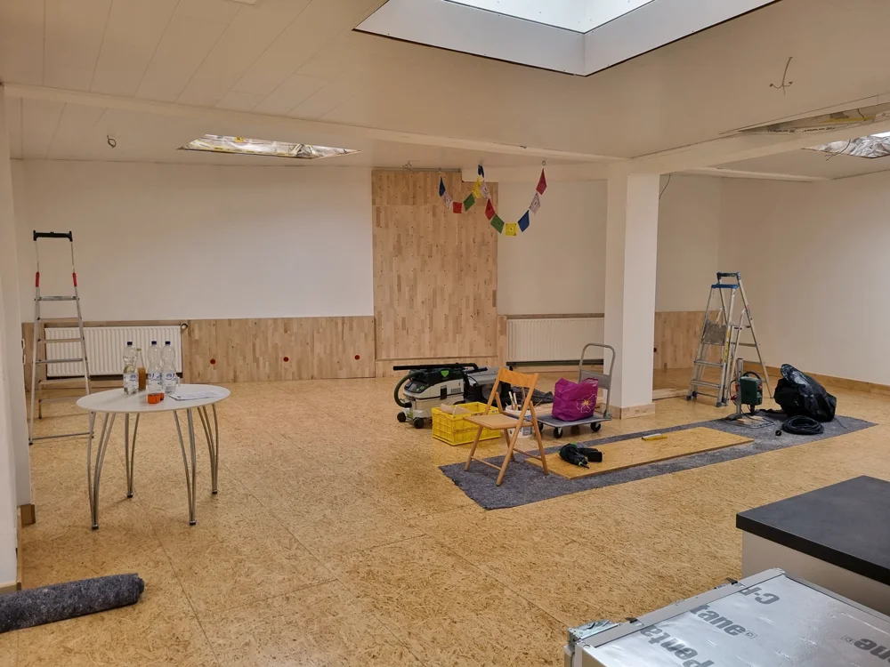 Werkzeug und Baumaterial in einem teilweise eingerichteten Raum mit Oberlichtern. | © DAV Dortmund