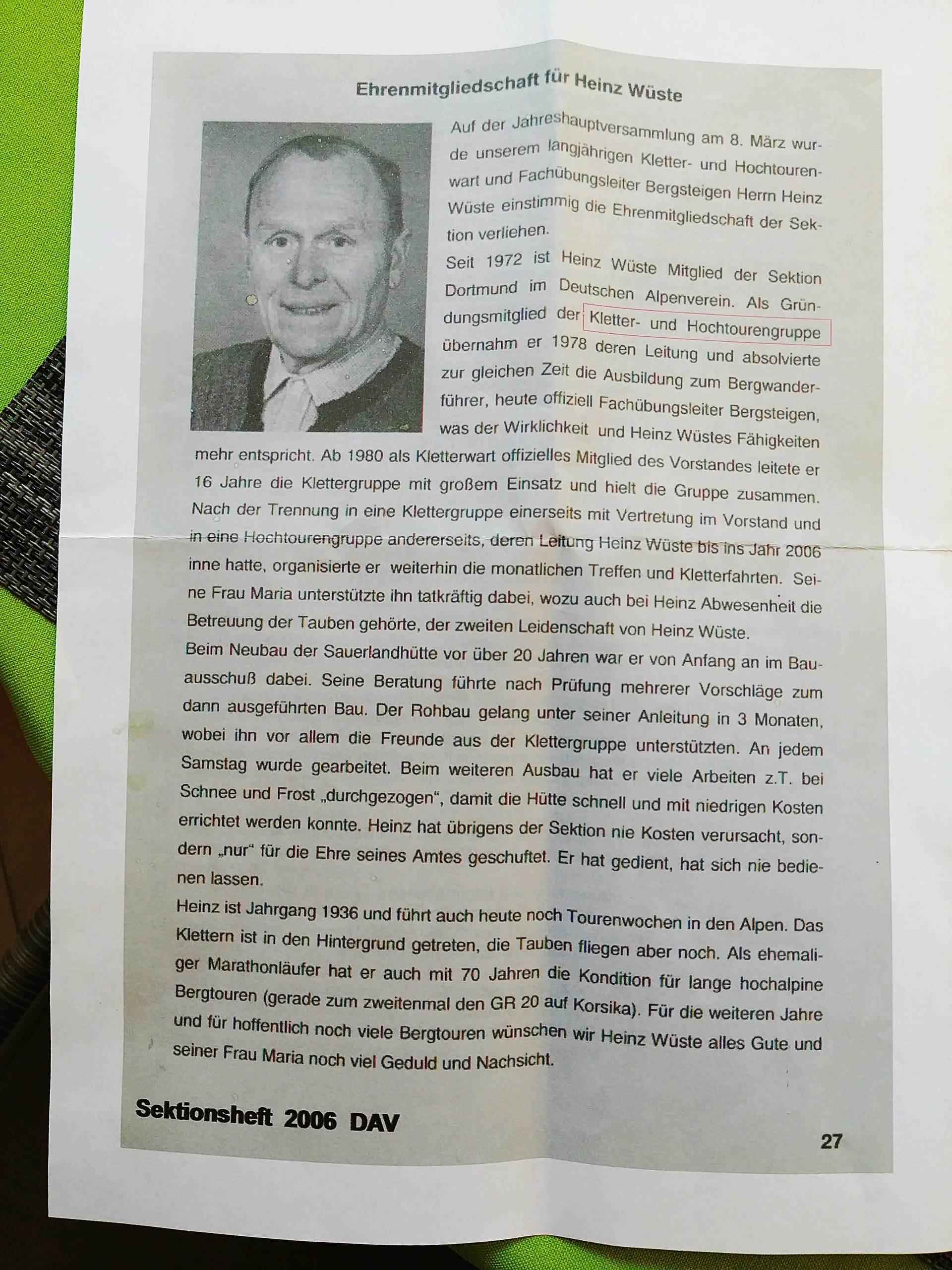 Artikel mit Bild eines älteren Mannes über seine Verdienste in der DAV-Sektion. | © DAV Dortmund