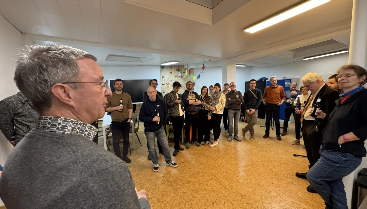 Person hält eine Rede vor einer Gruppe von DAV-Mitgliedern bei einer Indoor-Veranstaltung. | © DAV Dortmund