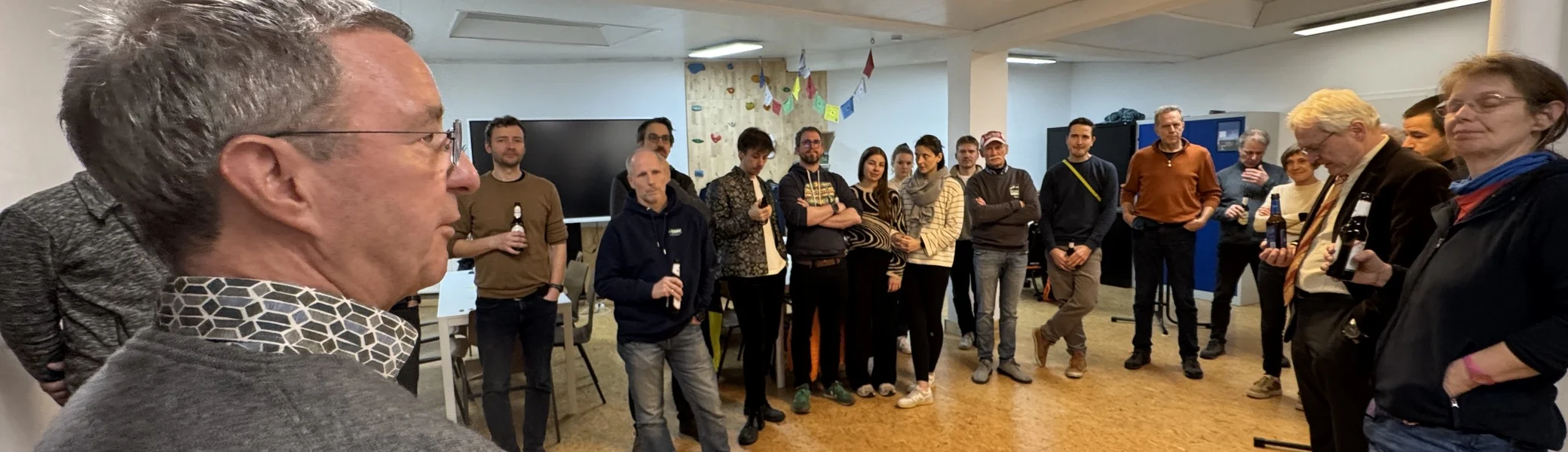 Person hält eine Rede vor einer Gruppe von DAV-Mitgliedern bei einer Indoor-Veranstaltung. | © DAV Dortmund