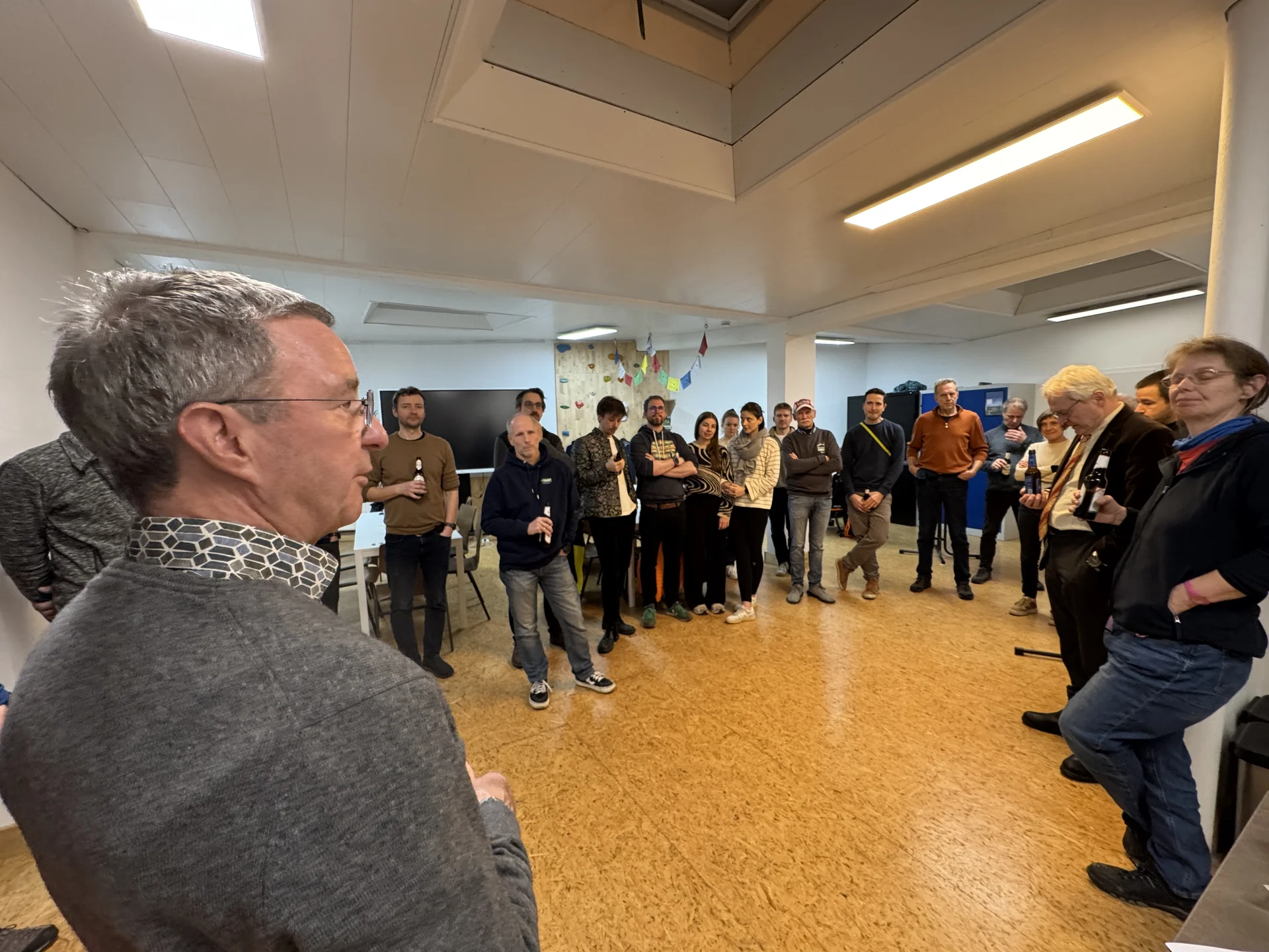 Person hält eine Rede vor einer Gruppe von DAV-Mitgliedern bei einer Indoor-Veranstaltung. | © DAV Dortmund