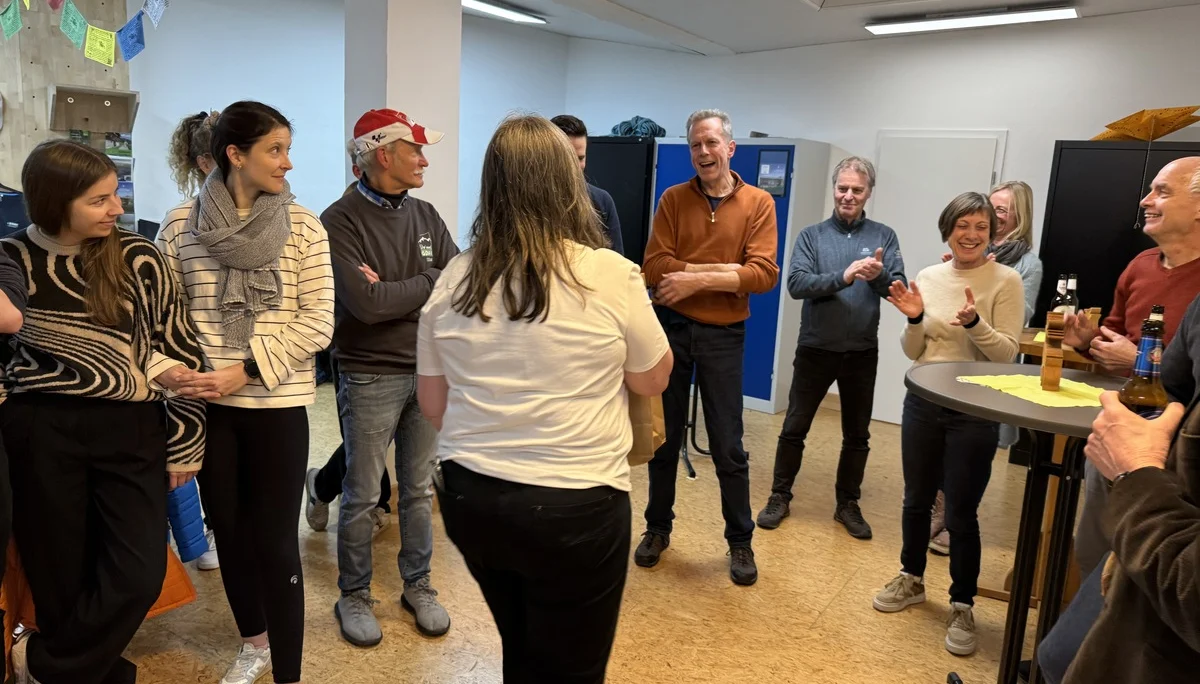 DAV-Mitglieder stehen in einem Kreis und unterhalten sich bei einer Veranstaltung in Innenräumen. | © DAV Dortmund