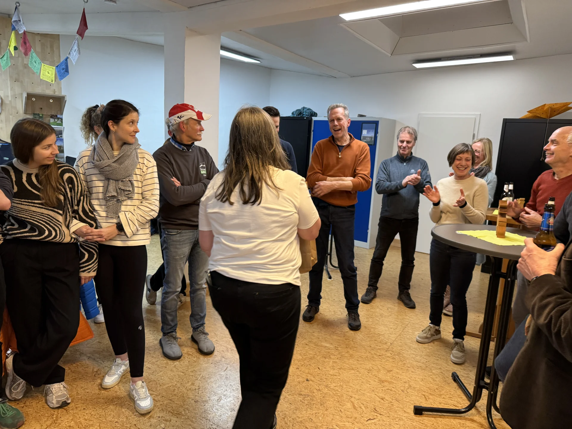 DAV-Mitglieder stehen in einem Kreis und unterhalten sich bei einer Veranstaltung in Innenräumen. | © DAV Dortmund