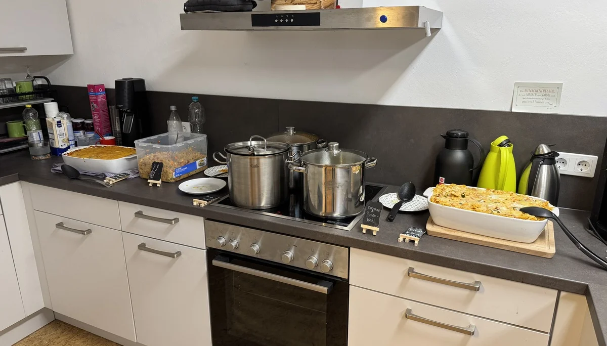 Blick auf eine Küche mit Töpfen, Auflauf und Geschirr bei einer DAV-Veranstaltung. | © DAV Dortmund