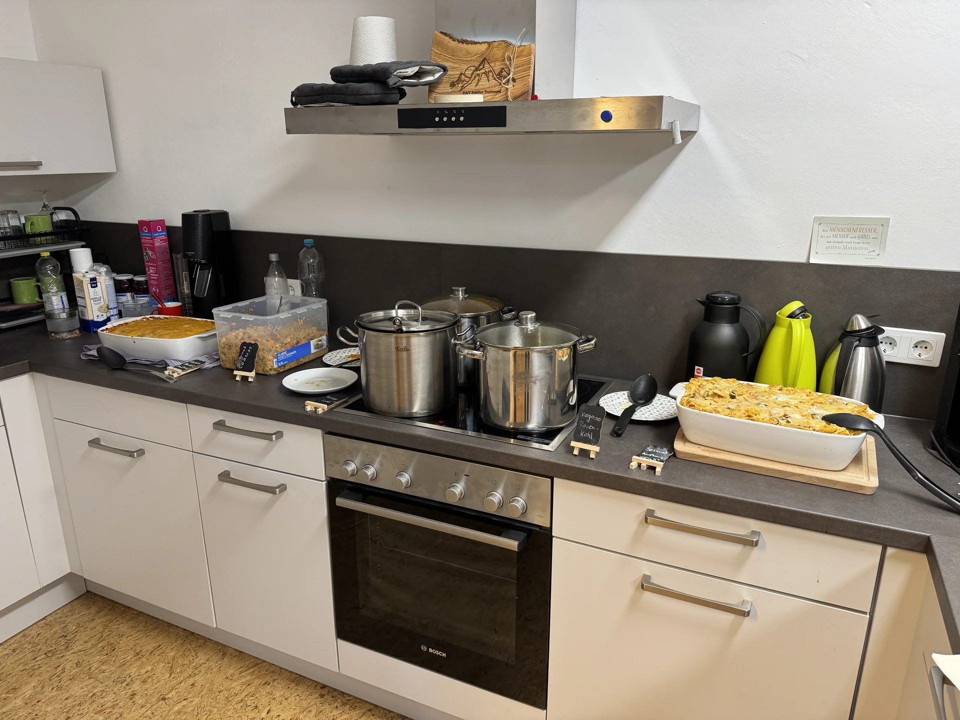 Blick auf eine Küche mit Töpfen, Auflauf und Geschirr bei einer DAV-Veranstaltung. | © DAV Dortmund