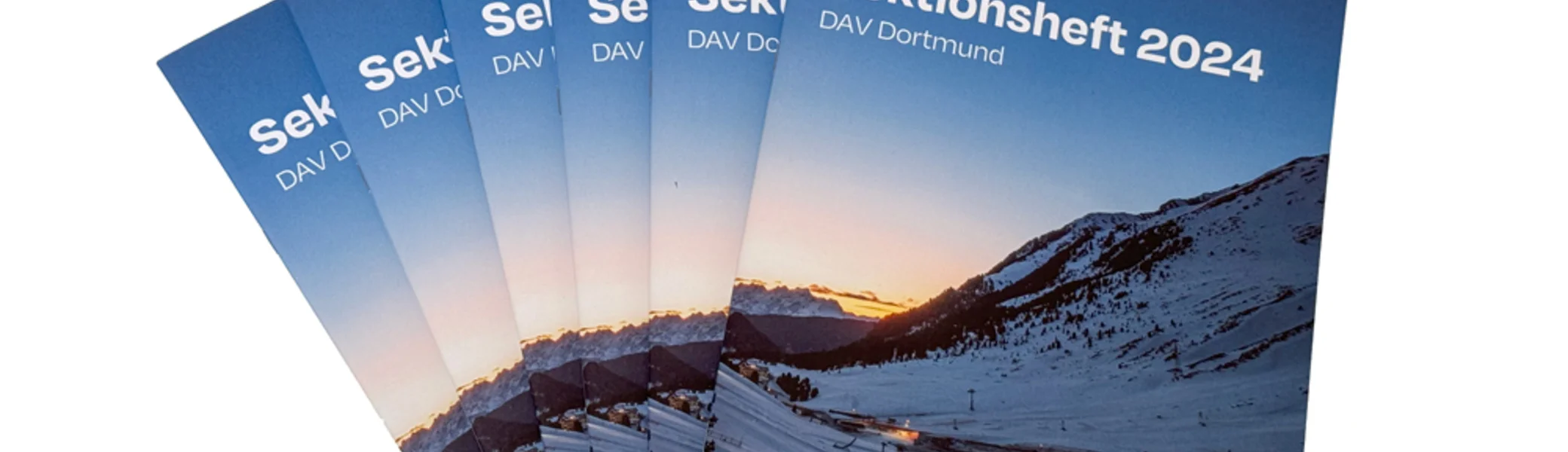 Fünf Exemplare des Sektionshefts 2024 mit winterlichem Titelbild in den Alpen. | © DAV Dortmund