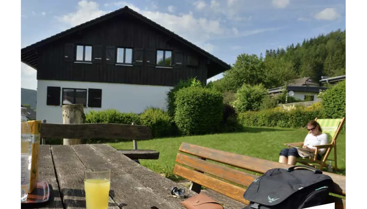 Titelbild des DAV Dortmund Sektionshefts mit Hütte, Terrasse und Getränken auf dem Tisch. | © DAV Dortmund