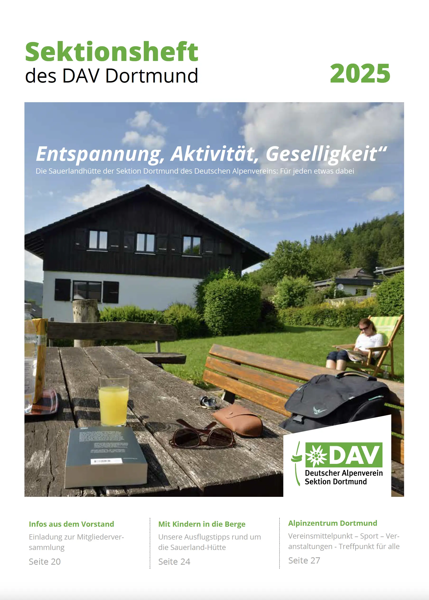 Titelbild des DAV Dortmund Sektionshefts mit Hütte, Terrasse und Getränken auf dem Tisch. | © DAV Dortmund