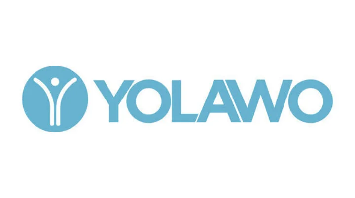 Hellblaues Logo der Buchungsplattform „Yolawo“, bestehend aus einem stilisierten Menschensymbol im Kreis links und dem Schriftzug „YOLAWO“ in Großbuchstaben rechts. | © Yolawo