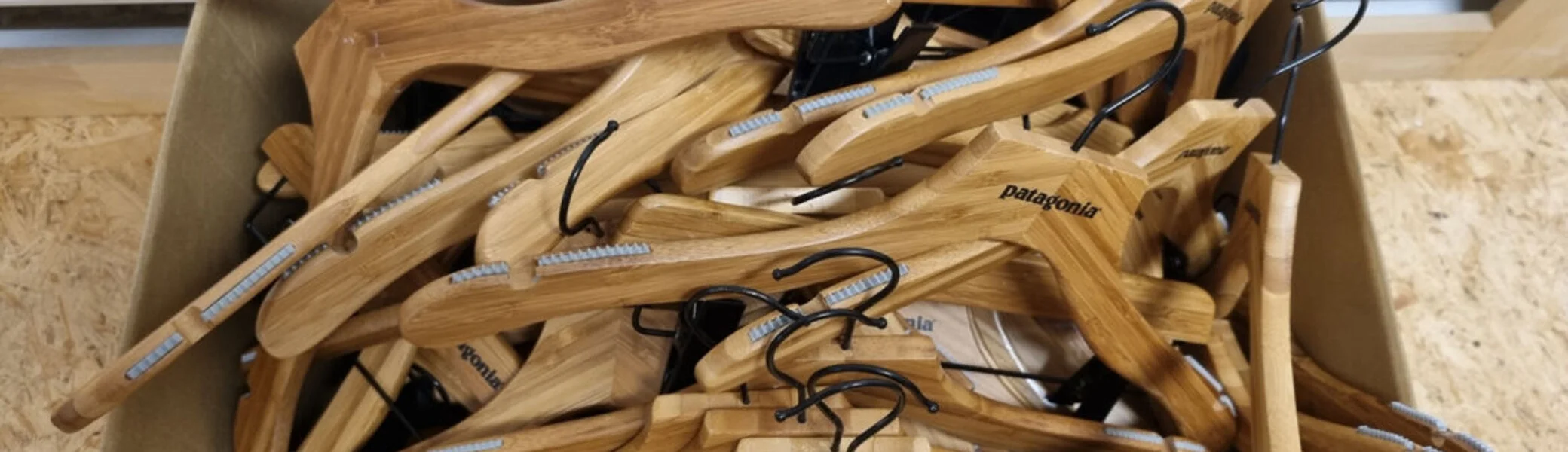Große Kiste voller Holzkleiderbügel mit Logo „Patagonia“. | © DAV Dortmund