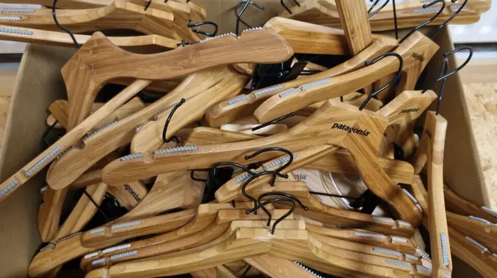 Große Kiste voller Holzkleiderbügel mit Logo „Patagonia“. | © DAV Dortmund