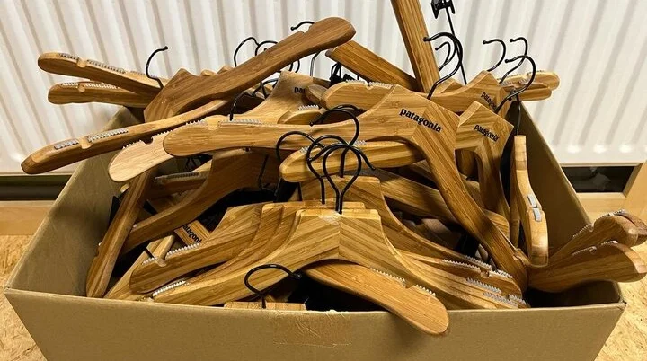 Eine große Pappkiste voller Holzkleiderbügel mit Metallhaken. | © DAV Dortmund