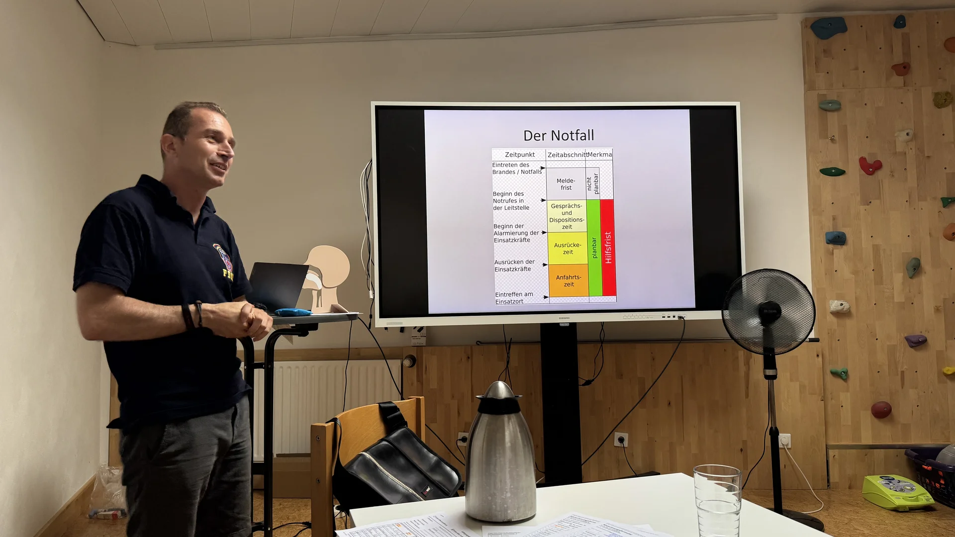 Ein Mann präsentiert ein Notfall-Diagramm auf einem Bildschirm im DAV-Vereinsraum. | © DAV Dortmund