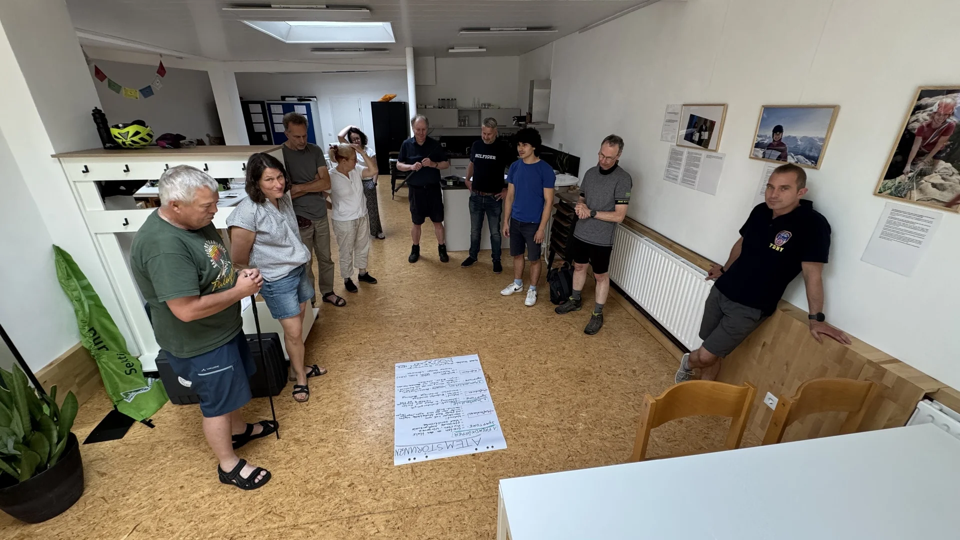 Teilnehmende stehen im Kreis und besprechen gemeinsam ein großes Plakat mit Notizen. | © DAV Dortmund