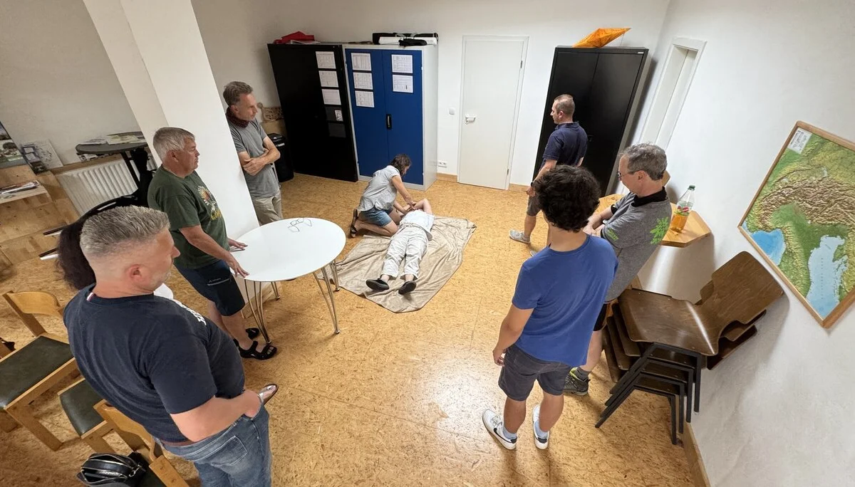 Eine Gruppe steht um eine Übungspuppe und lernt Erste-Hilfe-Maßnahmen. | © DAV Dortmund