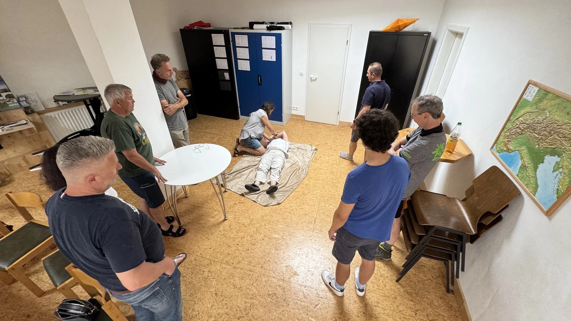 Eine Gruppe steht um eine Übungspuppe und lernt Erste-Hilfe-Maßnahmen. | © DAV Dortmund