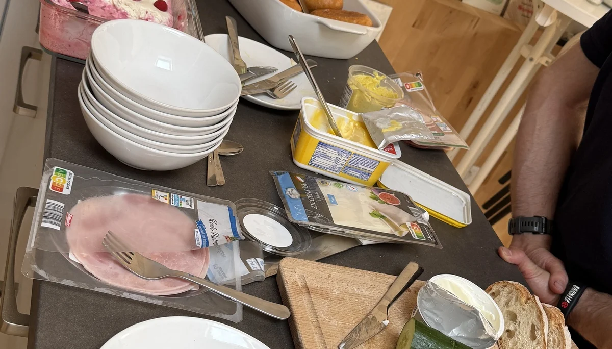 Vielfältiges Frühstücksbuffet mit Aufschnitt, Brötchen und Marmelade. | © DAV Dortmund