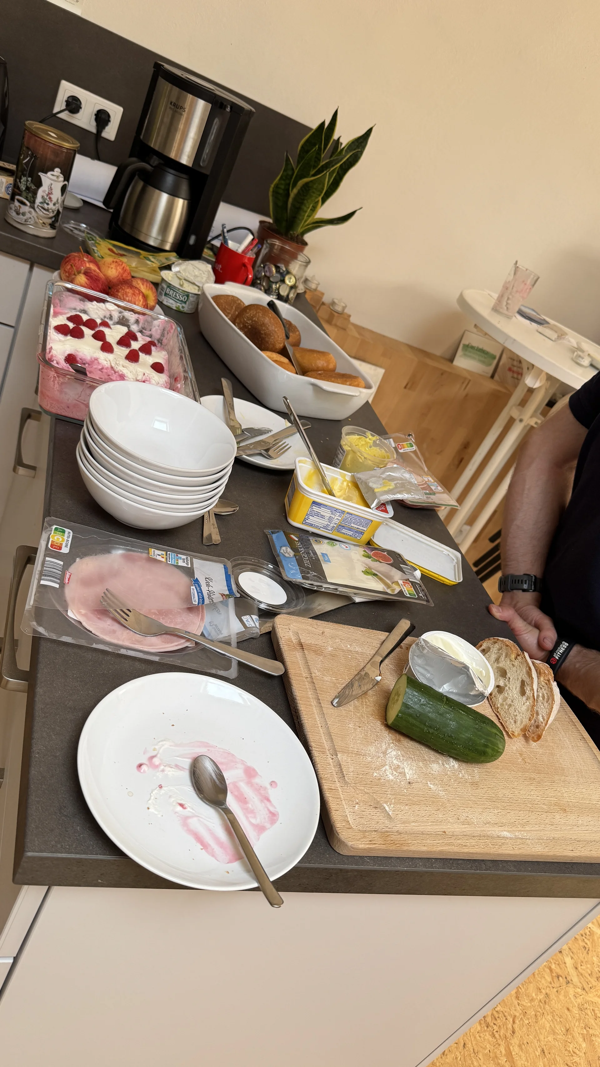 Vielfältiges Frühstücksbuffet mit Aufschnitt, Brötchen und Marmelade. | © DAV Dortmund