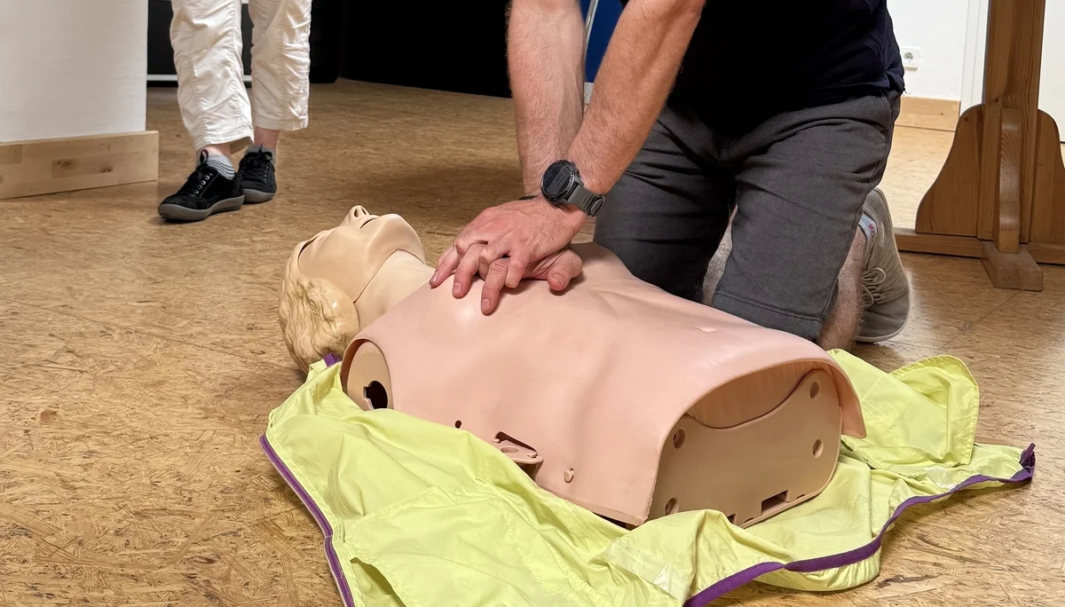 Teilnehmer führt Herz-Lungen-Wiederbelebung an einer Puppe durch. | © DAV Dortmund