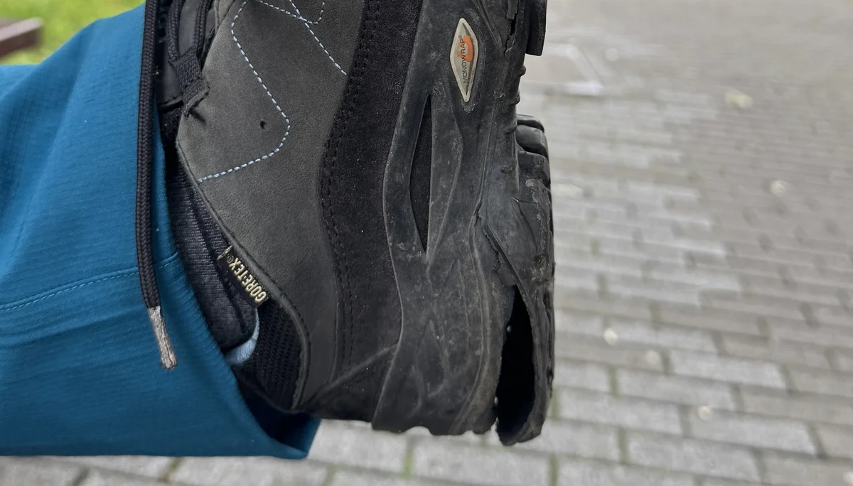 Ein schwarzer Wanderschuh mit beschädigter Sohle wird in die Kamera gehalten. | © DAV Dortmund