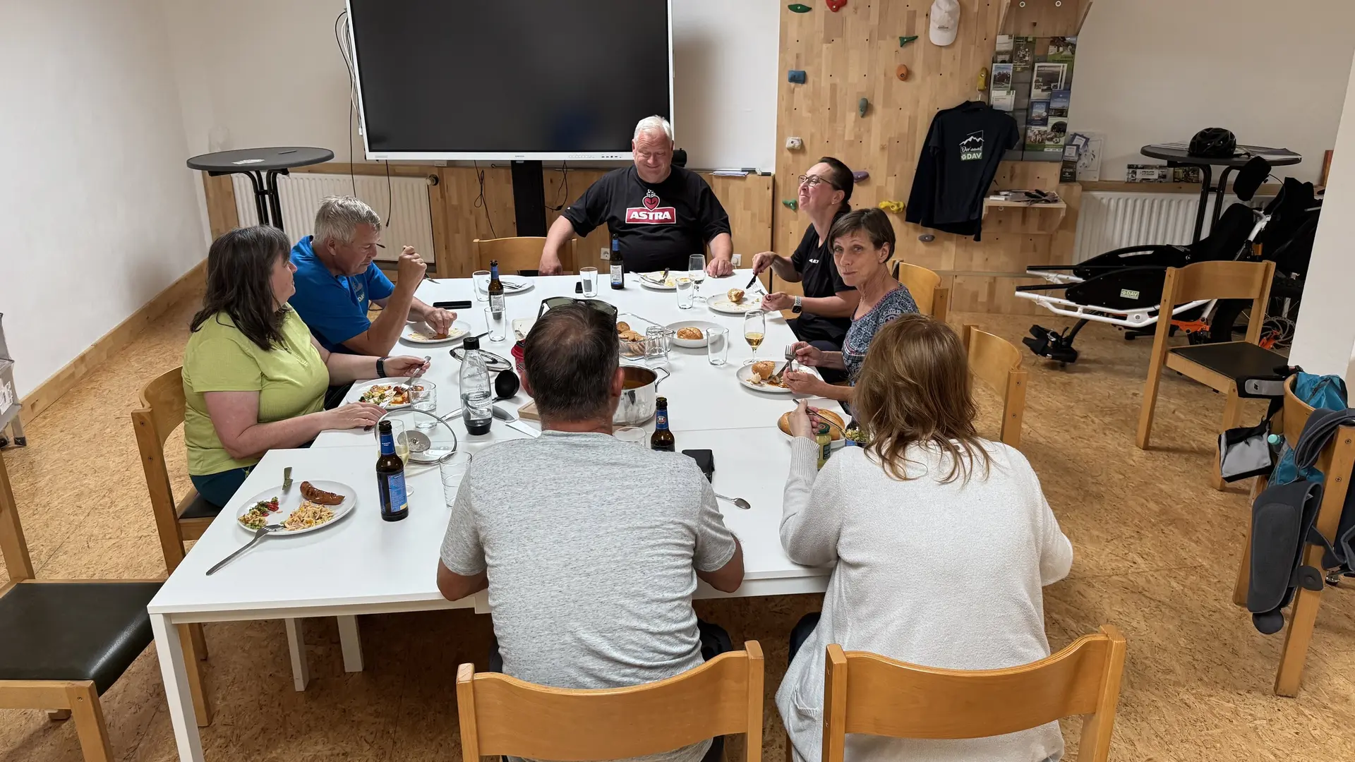 Mitglieder des DAV sitzen um einen Tisch und essen gemeinsam im Vereinsraum. | © DAV Dortmund