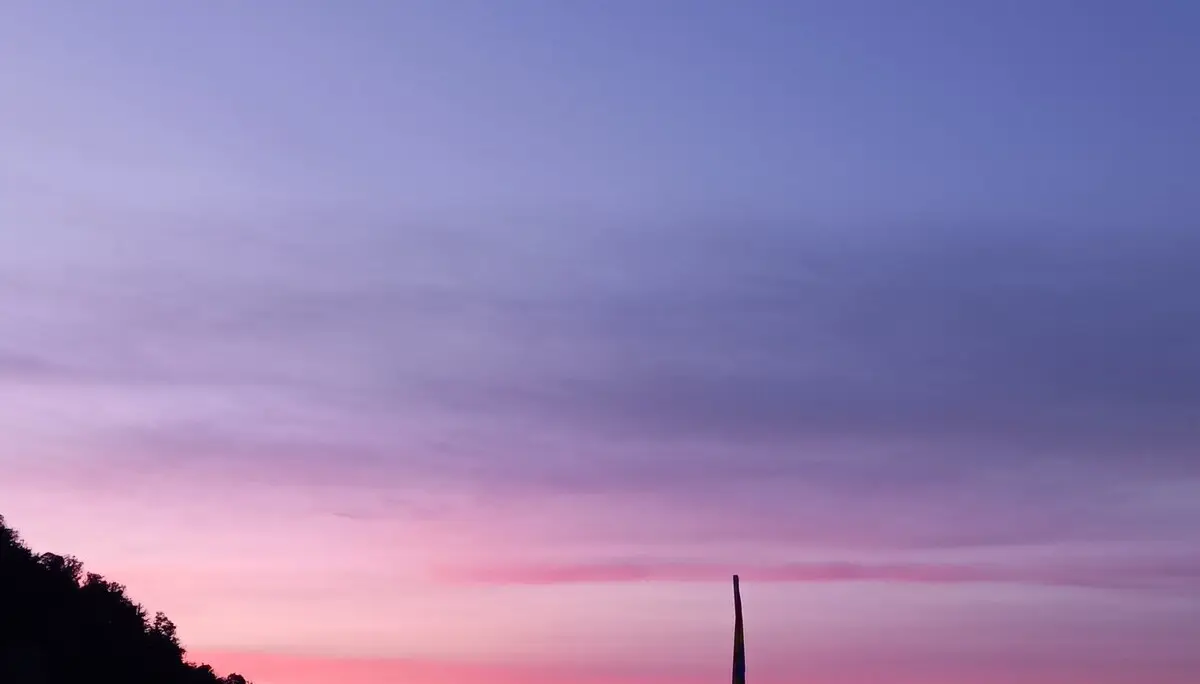 Ein Bergpanorama bei Sonnenuntergang mit violettem Himmel und markanter Säule im Vordergrund. | © DAV Dortmund