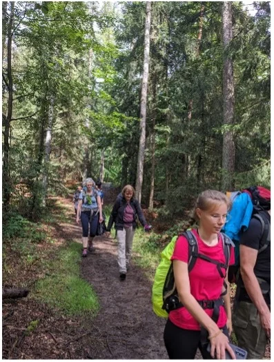 Mehrere Personen wandern mit Rucksäcken durch einen Waldpfad. | © DAV Dortmund
