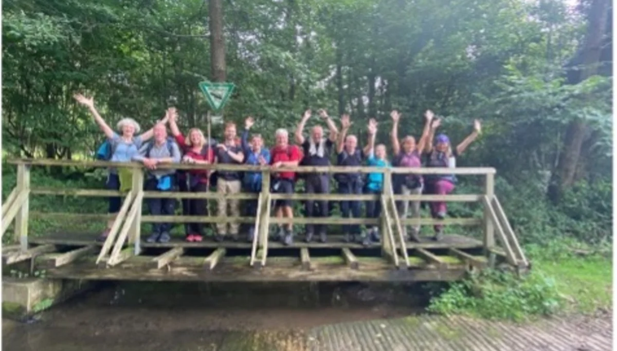 Wandergruppe jubelt auf einer kleinen Brücke im Wald. | © DAV Dortmund