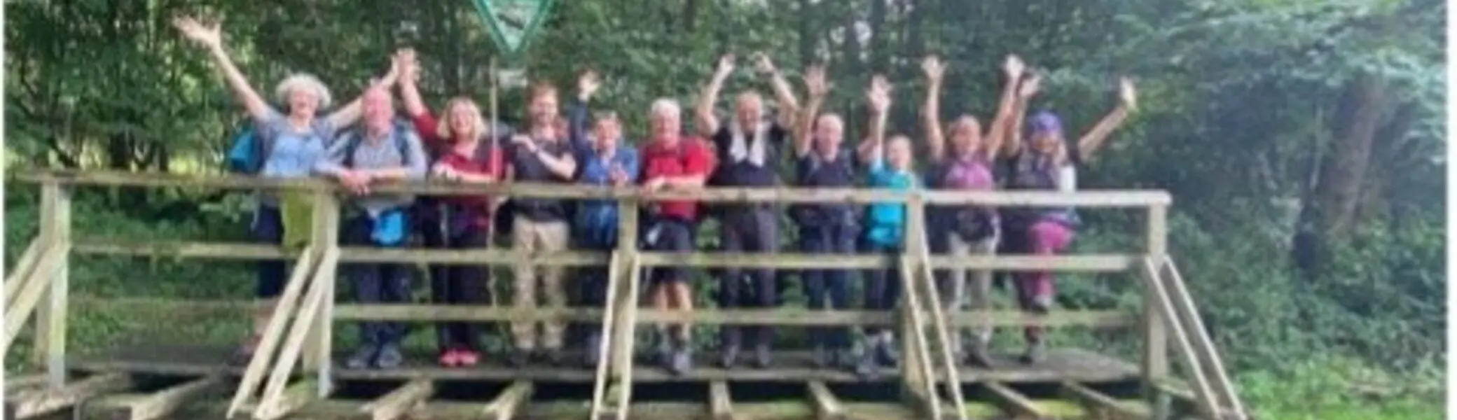 Wandergruppe jubelt auf einer kleinen Brücke im Wald. | © DAV Dortmund