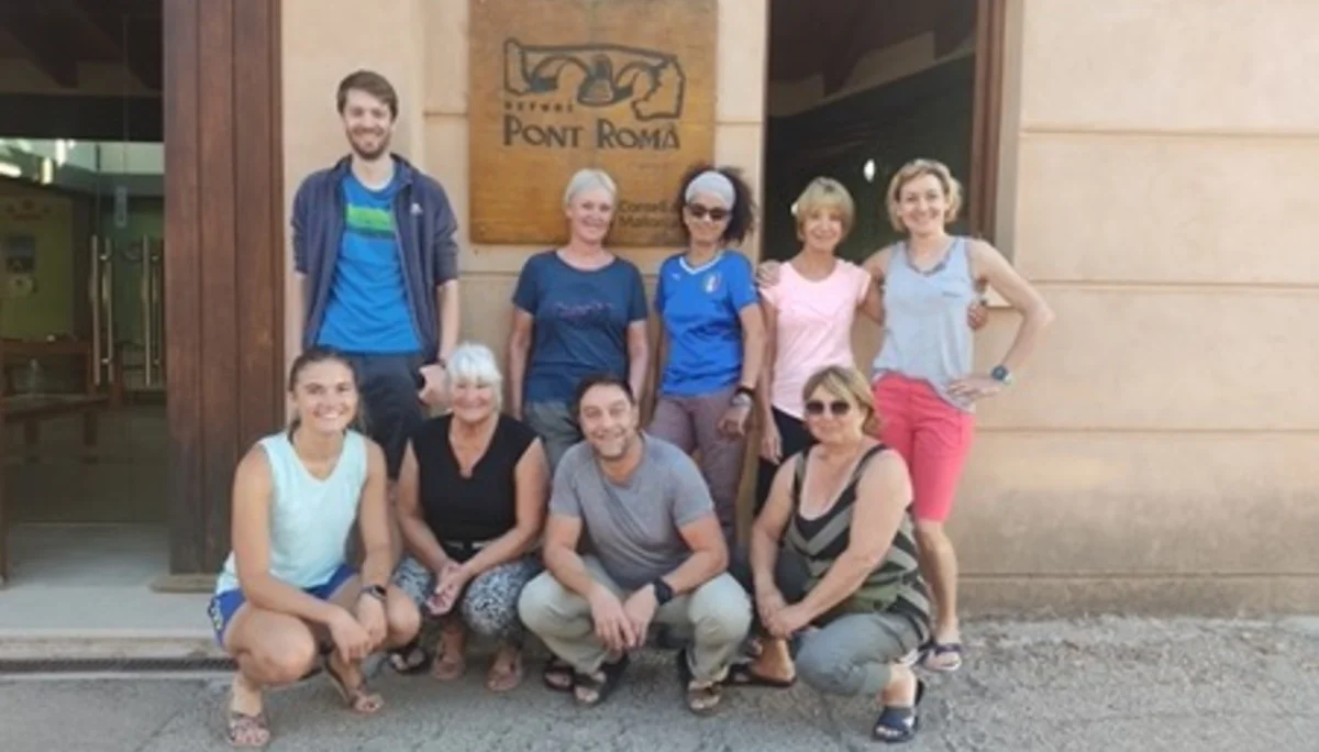 Gruppe von neun Personen vor dem Kletterzentrum "Pont Roma" | © DAV Dortmund