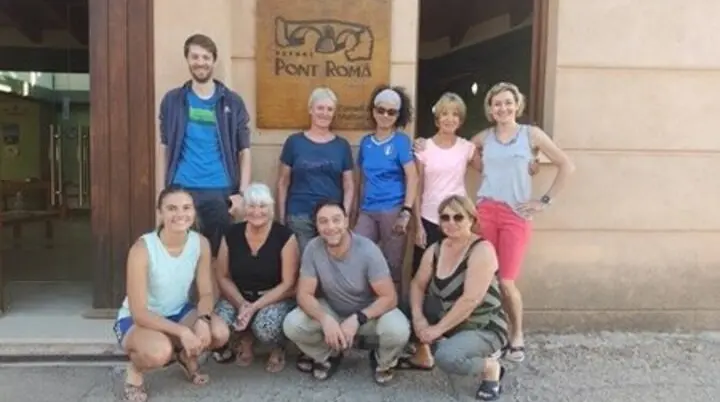 Gruppe von neun Personen vor dem Kletterzentrum "Pont Roma" | © DAV Dortmund