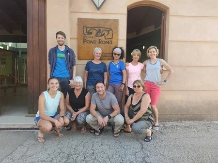 Gruppe von neun Personen vor dem Kletterzentrum "Pont Roma" | © DAV Dortmund