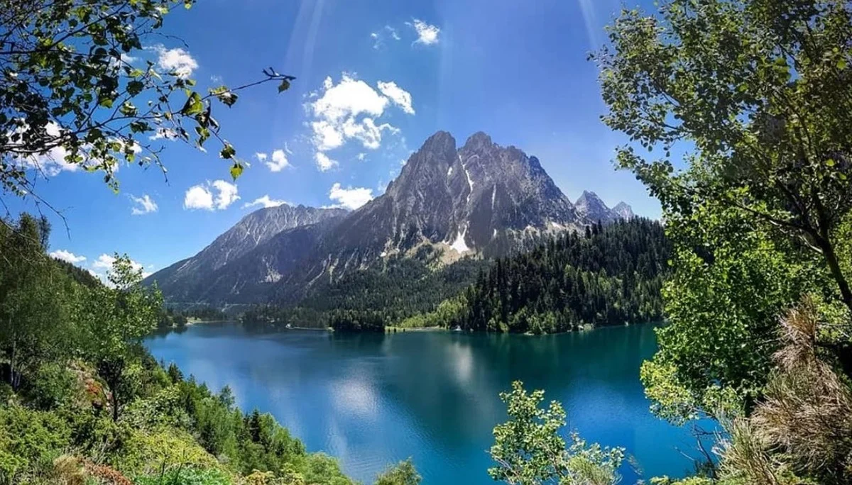 Tiefblauer See umrahmt von Bergen und Wäldern unter klarem, sonnigem Himmel. | © DAV Dortmund
