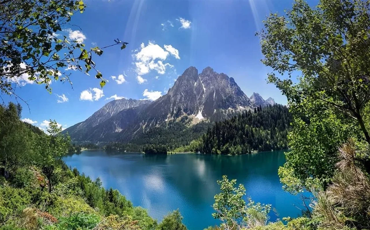 Tiefblauer See umrahmt von Bergen und Wäldern unter klarem, sonnigem Himmel. | © DAV Dortmund