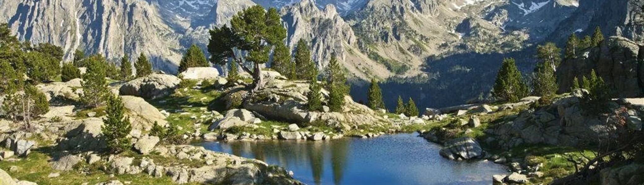 Klarer Bergsee spiegelt die umliegenden Felsen und Bergspitzen in idyllischer Landschaft. | © DAV Dortmund