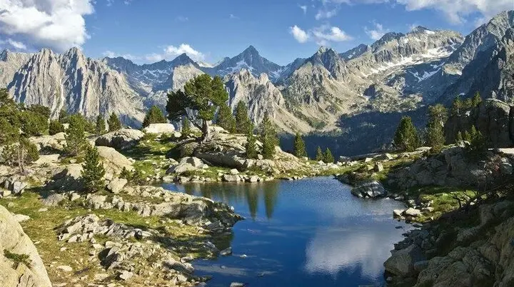 Klarer Bergsee spiegelt die umliegenden Felsen und Bergspitzen in idyllischer Landschaft. | © DAV Dortmund