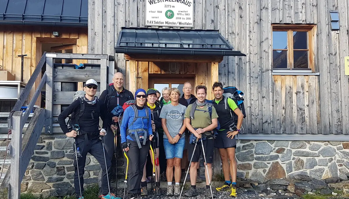 Gruppe steht mit Wanderausrüstung vor dem Eingang des Westfalenhauses. | © DAV Dortmund