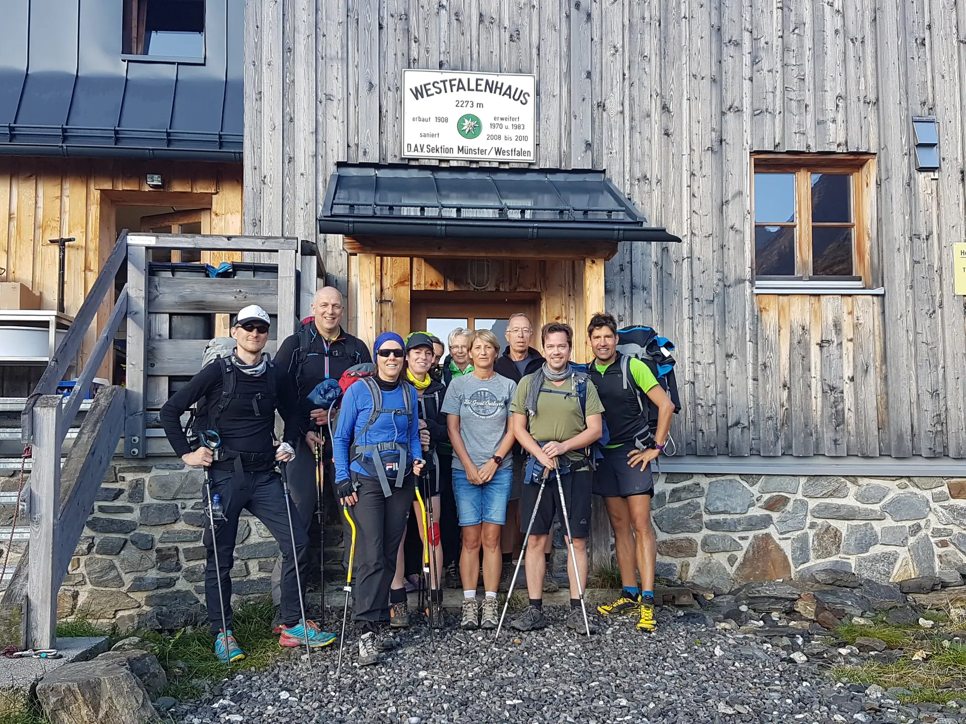 Gruppe steht mit Wanderausrüstung vor dem Eingang des Westfalenhauses. | © DAV Dortmund