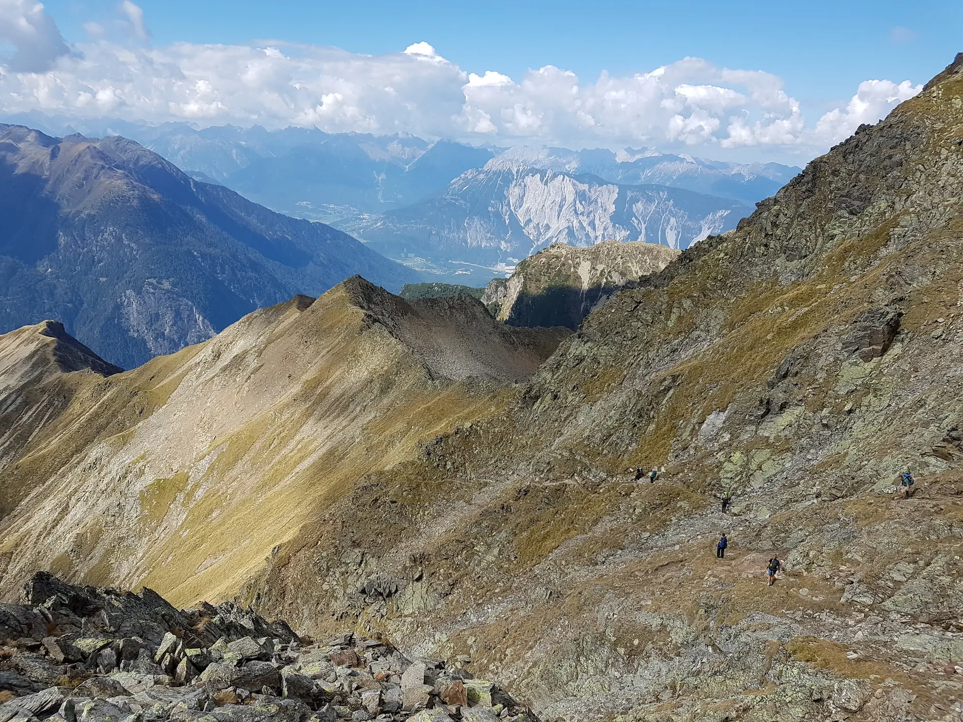 Aussicht über ein weites, felsiges Hochtal mit mehreren Bergketten im Hintergrund. | © DAV Dortmund