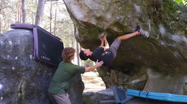 Kletterer hängt kopfüber an einem Überhang, ein Partner sichert | © DAV Dortmund