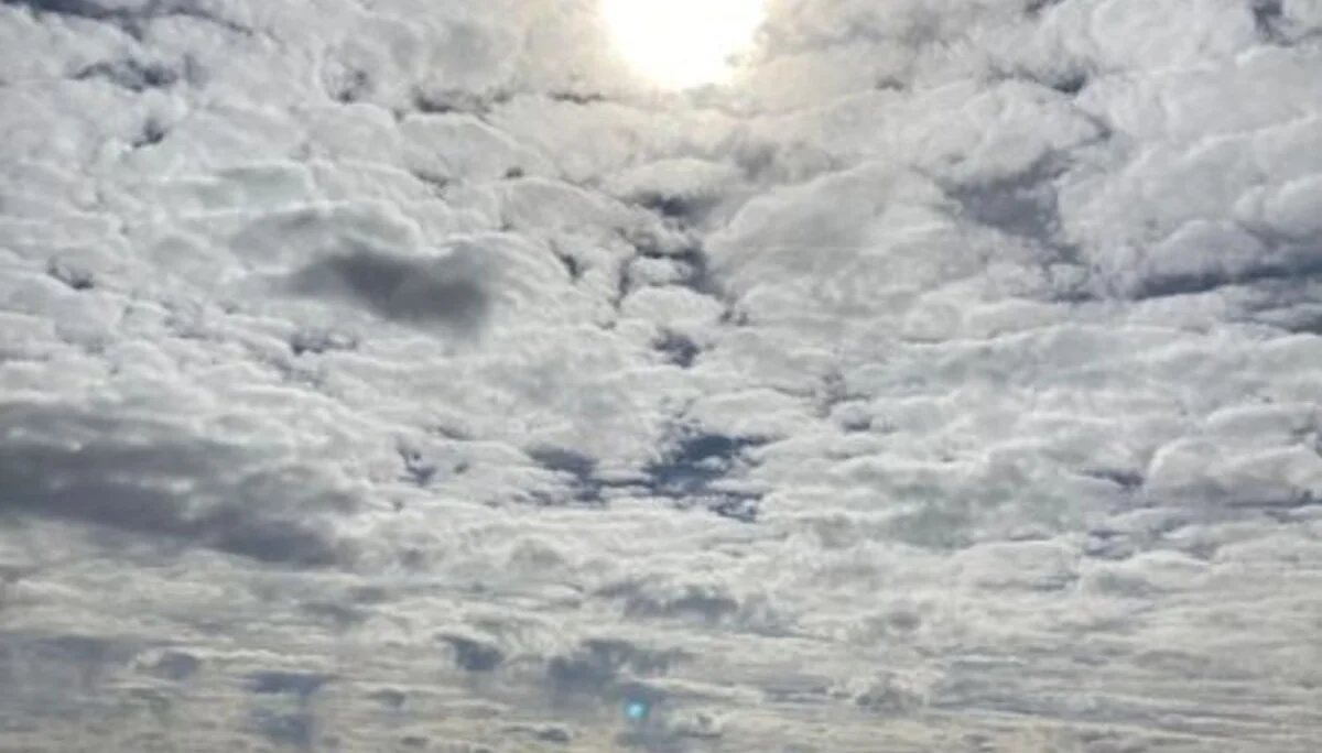 Die Sonne scheint durch dramatische Wolken über einer verschneiten Gebirgskette. | © DAV Dortmund